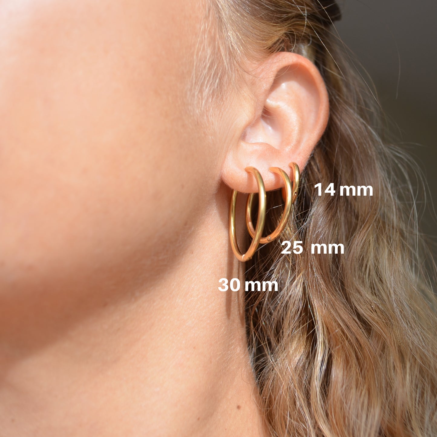 Aros básicos de piercing básicos con cierre fácil resistentes al agua. Son hipoalergénicos y están confeccionados en acero inoxidable con baño de oro 18 kilates. Gold plated stainless steel waterproof hoop earrings for helix piercing.