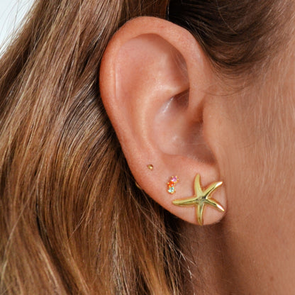 pendientes de estrella de mar para verano. Son de plata de ley 925 con baño de oro 18 kilates. Hipoalergénicos. GOld plated sterling silver starfish earrings