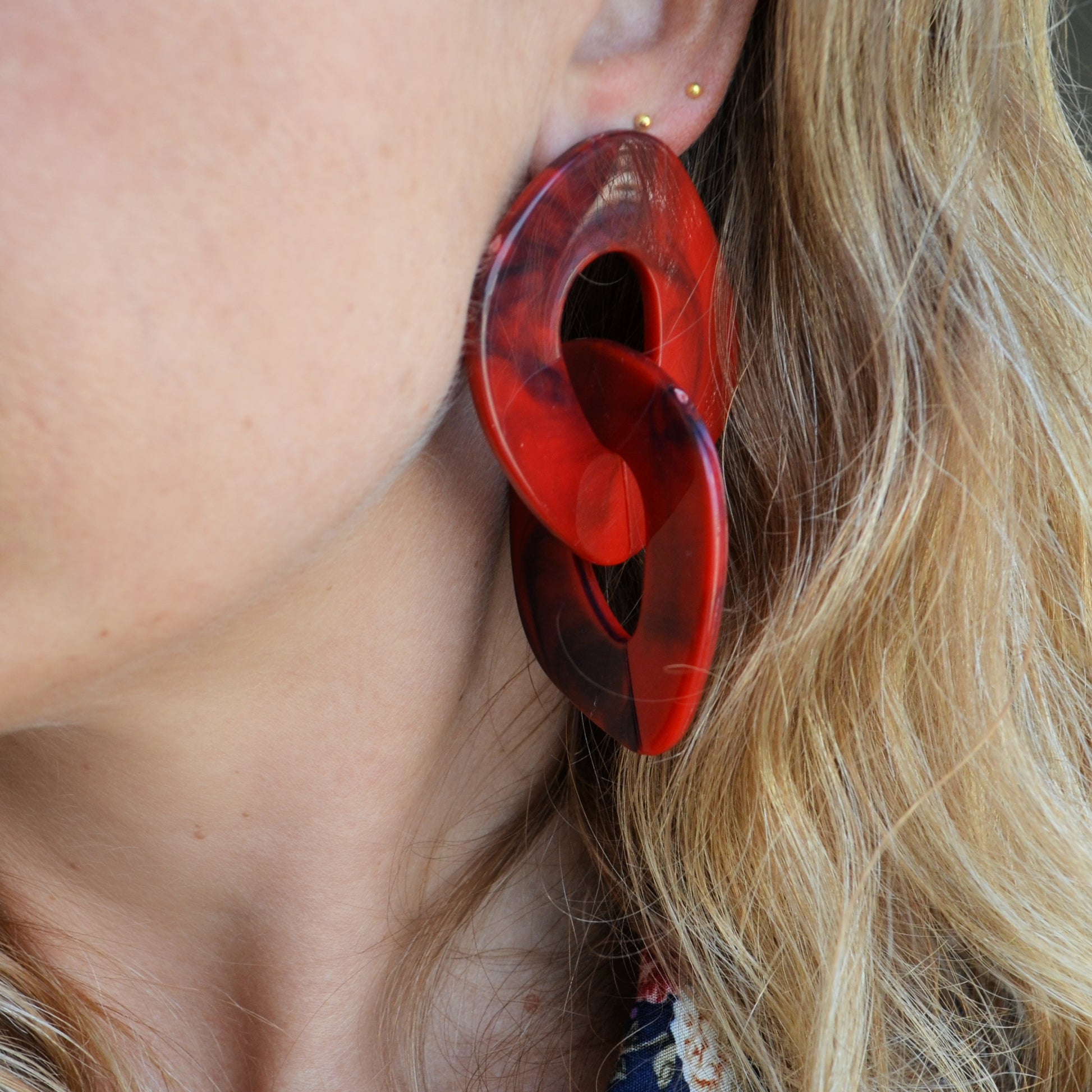 Pendientes de eslabón grande carey o con resina rojo para invitada a boda de otoño invierno. no pesan y son de estilo años 70 como los que llevaba cher, farrah fawcett o Twiggy