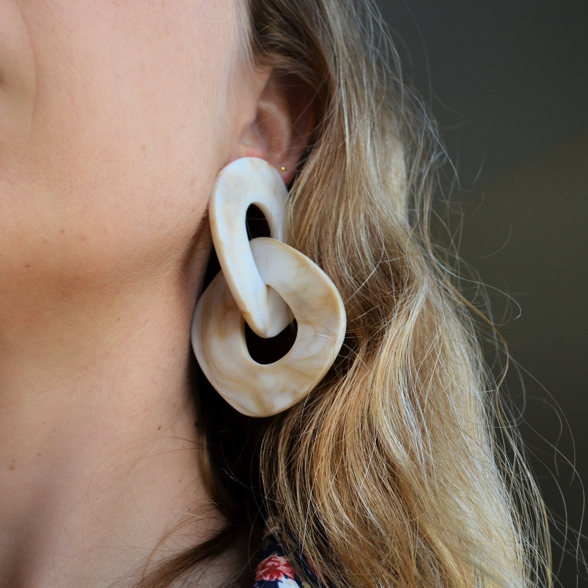 Pendientes de eslabón grande carey o con resina beige tostado para invitada a boda de otoño invierno. no pesan y son de estilo años 70 como los que llevaba cher, farrah fawcett o Twiggy