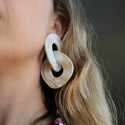 Pendientes de eslabón grande carey o con resina beige tostado para invitada a boda de otoño invierno. no pesan y son de estilo años 70 como los que llevaba cher, farrah fawcett o Twiggy