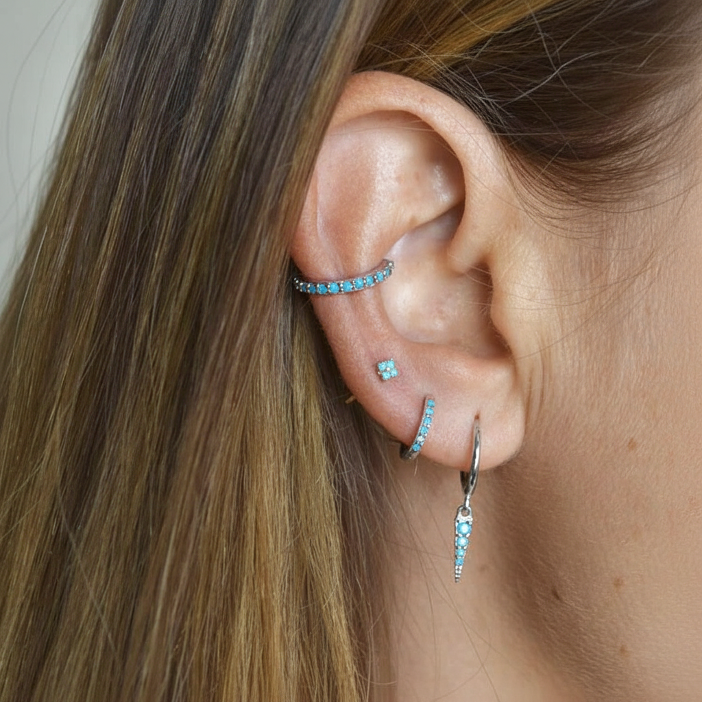 aros o aritos mini de piercing para helix o tragus con turquesa confeccionados en plata de ley con baño de oro 18 kilates