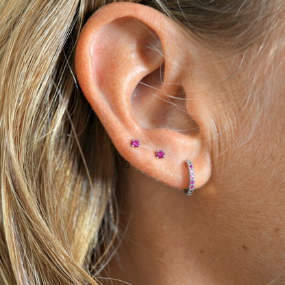 aros o aritos mini de piercing para helix o tragus con rubí rosa fucsia confeccionados en plata de ley con baño de oro 18 kilates