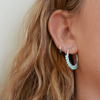 Aros estilo boho medianos y ligeros para verano con piedra natural amazonita azul verdoso o verde mint. Están confeccionados en plata de ley con baño de oro 18 kilates.