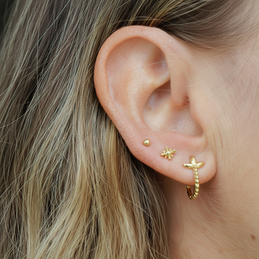 pendientes de medio aro abierto con flor de lis y bolitas confeccionados en plata de ley con baño de oro 18 kilates. Gold plated sterling silver open hoop earrings