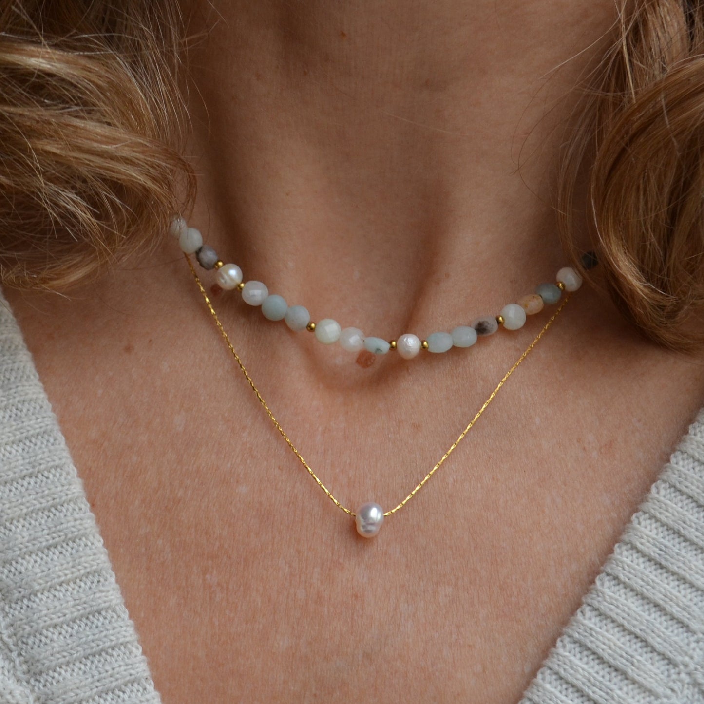 colgante de cadena dorada con perla de río. es DE ACERO HIPOALERGÉNICO Y RESISTENTE AL AGUA. sON UNos collares DE PERLAS PEQUEÑAS Y FINAS PAR REGALAR EN EL DÍA DE LA MADRE, DE AMIGO INVISIBLE O PARA UNA PRIMERA COMUNIÓN.
