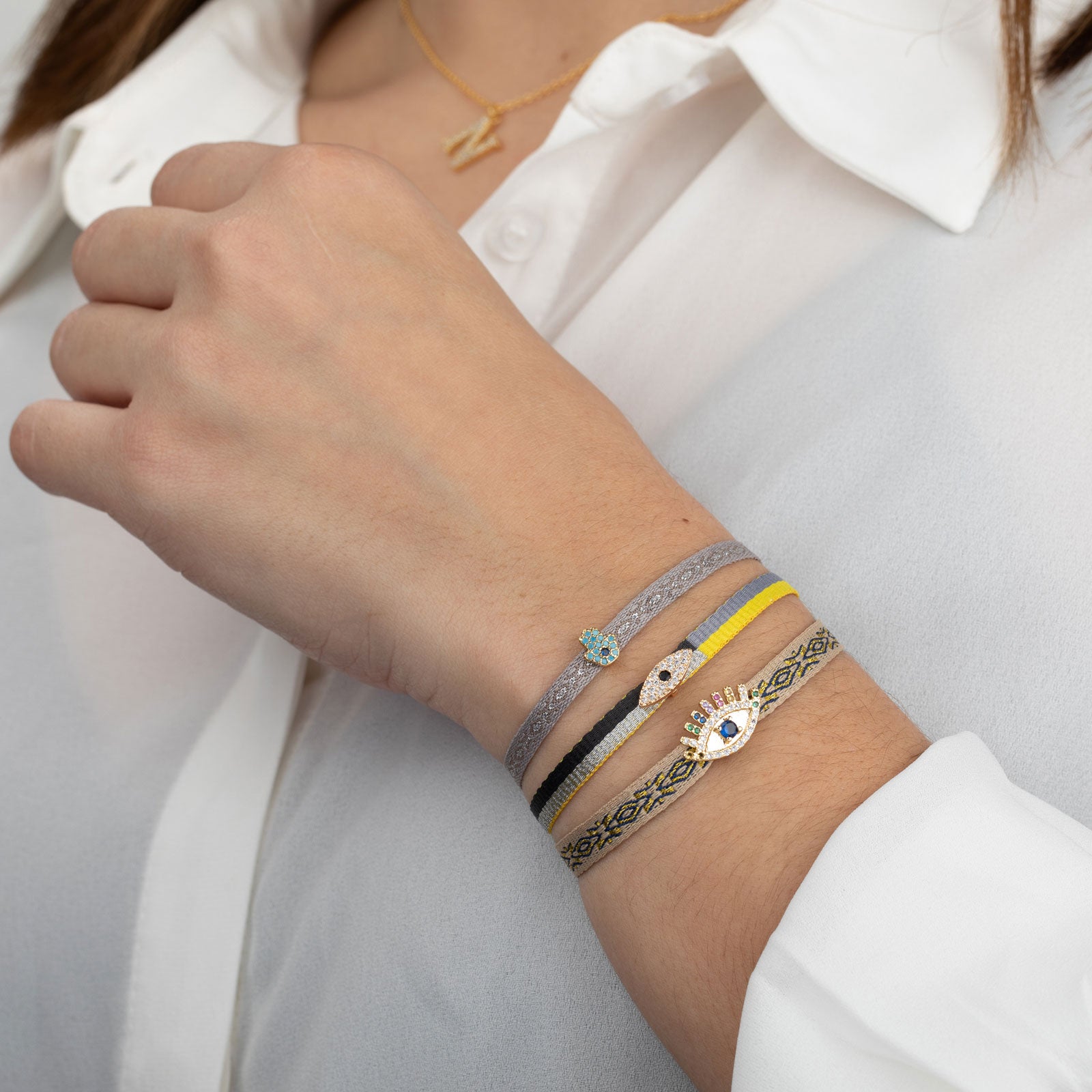 pulsera ajustable de verano con cordón amarillo, gris, plata y negro con el ojo turco
