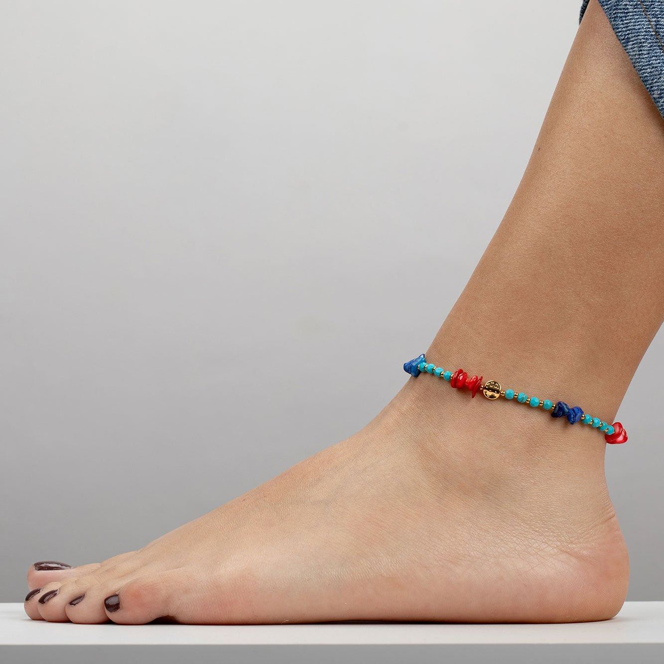 tobillera para verano resistente al agua en colores azul turquesa y coral. Es de acero hipoalergénico