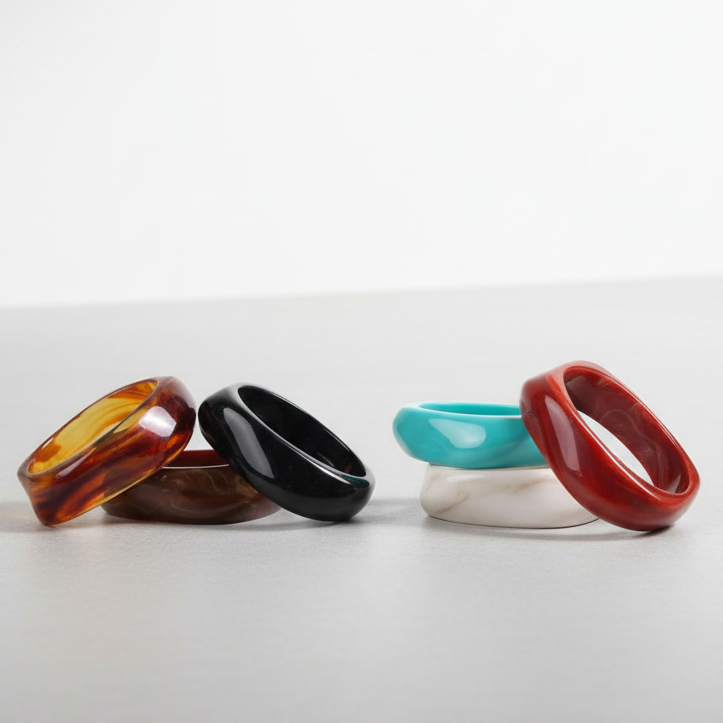 pulsera de resina IRREGULAR en color ÁMBAR,CAREY, marrón, turquesa, rojo, negro y crudo. Es ancha apra llevar por encima de mangas de jersey o camisa. 