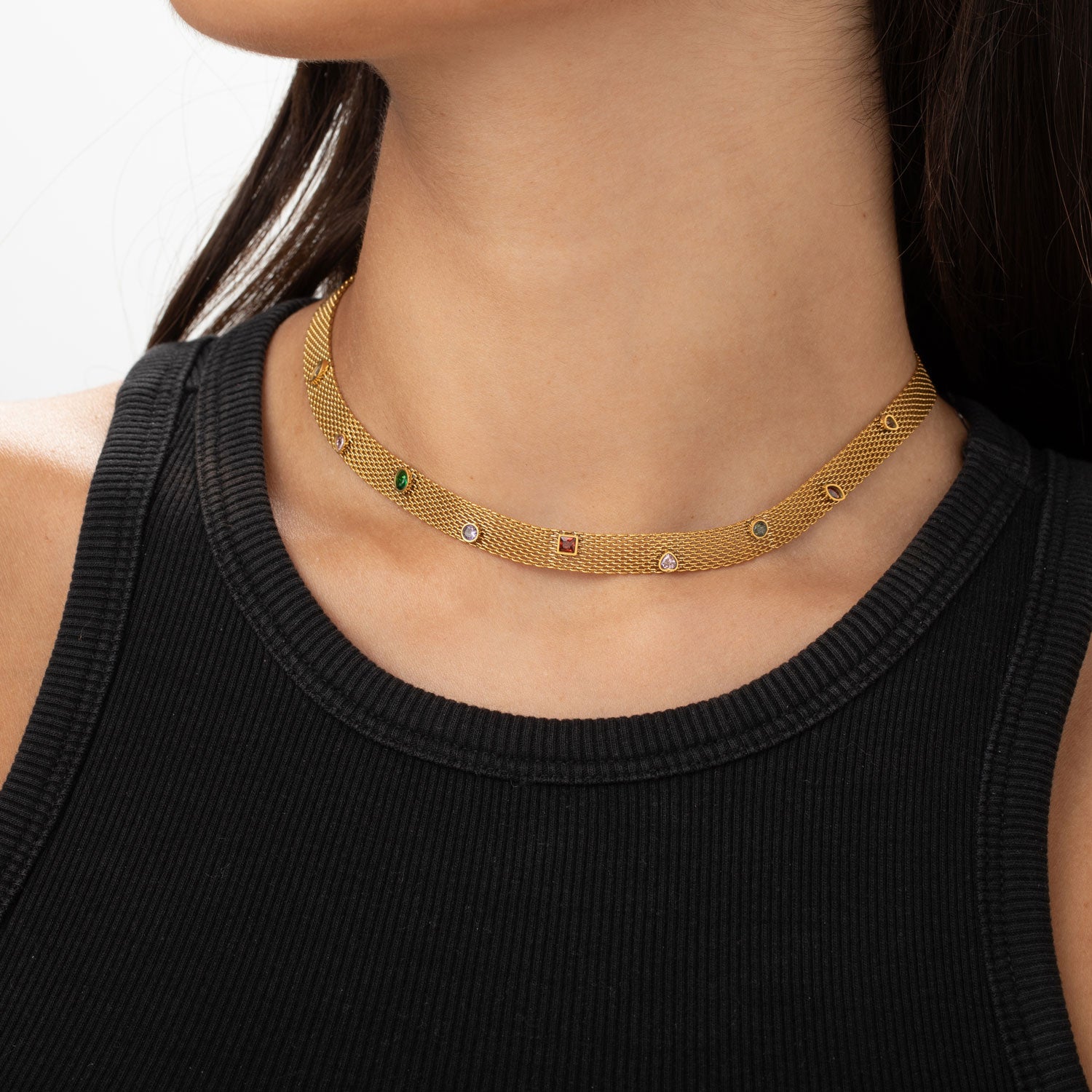 collar o gargantilla tipo chocker bismarck con piedras de colores. Es de acero hipoalergénico y resistente al agua. acabado en dorado y plateado