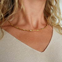 collar o choker rígido dorado estilo años 90 en acero hipoalergénico resistente al agua. Gold plated stainless steel twisted rigid choker necklace 90´s style