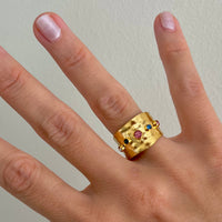 anillo dorado Ancho ajustable y resistente al agua.. está confeccionado en acero hipoalergénico con baño de oro y circonitas multicolor. Gold plated stainless steel waterproof adjustable ring