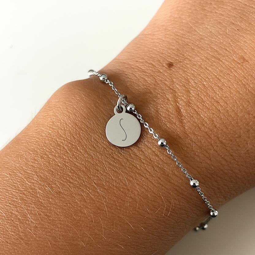 Medalla con inicial con los nombres de los hijos para personalizar pulsera o gargantilla o pulsera de plata de ley como regalo personalizado para mama. gold plated sterling silver personalized letter medal for bracelet or necklace 