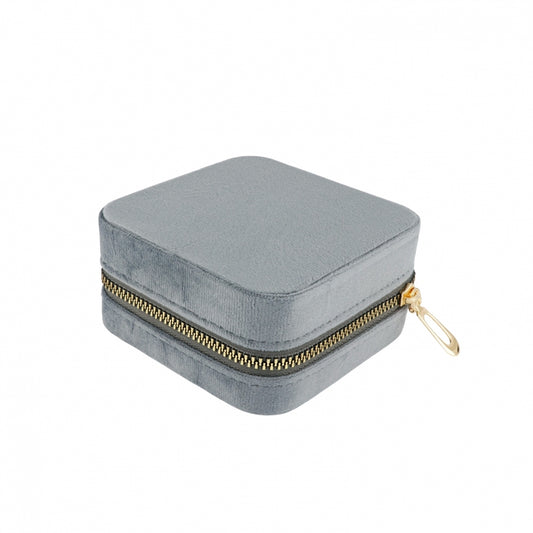 joyero cuadrado pequeño de viaje con cierre de cremallera y compartimentos para llevar collares, pulseras, anillos y pendientes. Tiene revestimiento de terciopelo o microfibra para proteger las joyas y que no se rayen. es un regalo perfecto para el día de la madre, para niñas y adolescentes. 