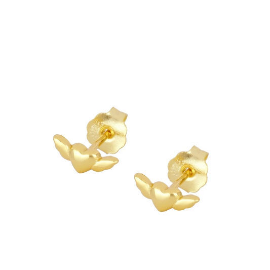 pendientes pequeños de piercing en forma de corazón con alas. Son de plata de ley con baño de oro 18 kilates.