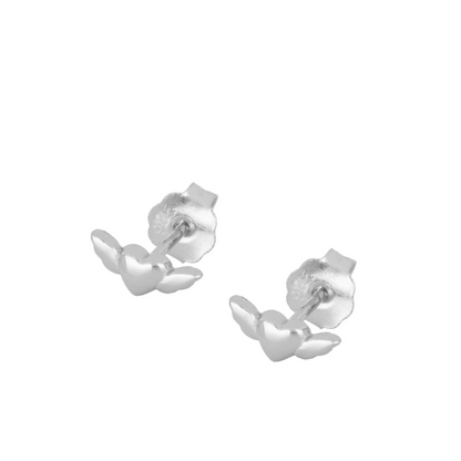 pendientes pequeños de piercing en forma de corazón con alas. Son de plata de ley con baño de oro 18 kilates.