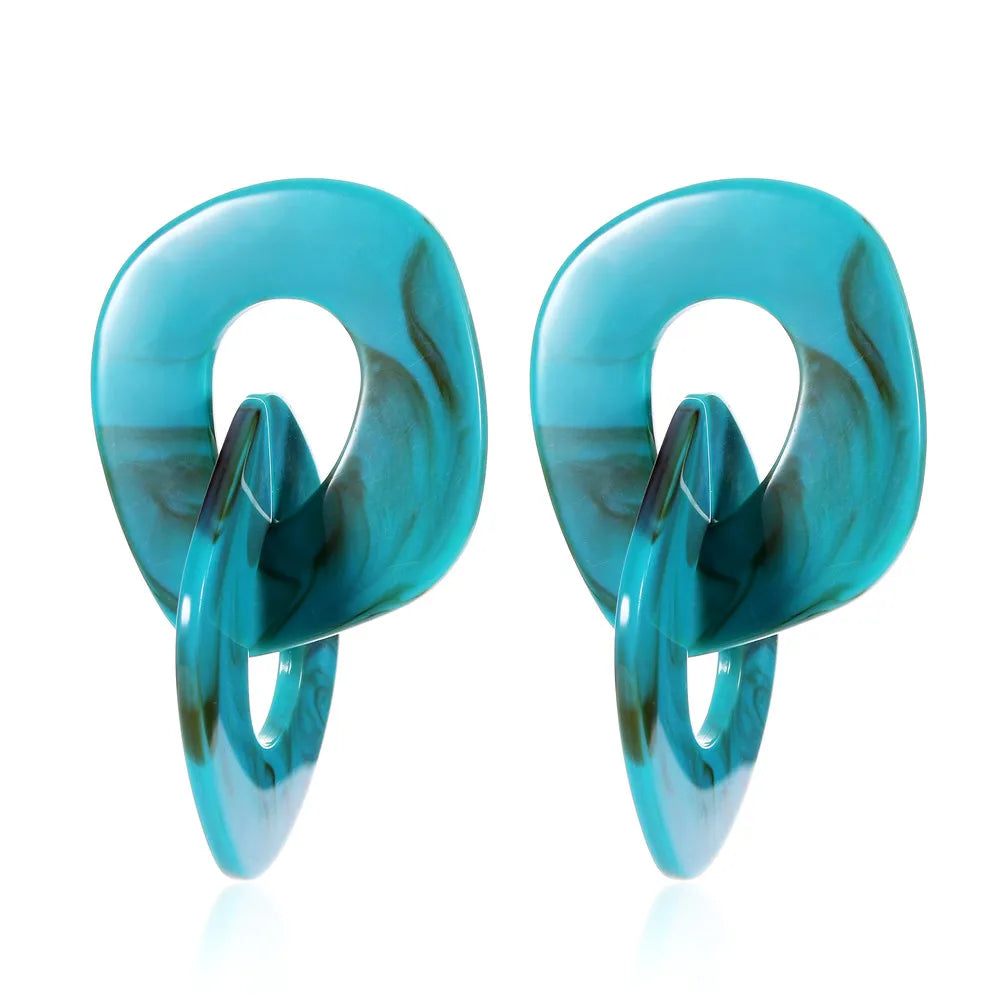 Pendientes de eslabón grande carey o con resina azul turquesa para invitada a boda de primavera verano. no pesan y son de estilo años 70 como los que llevaba cher, farrah fawcett o Twiggy