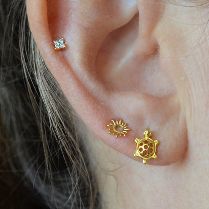 pendientes sol boho para verano. son de plata de ley con baño de oro 18 kilates y se pueden usar de piercing en el cartílago