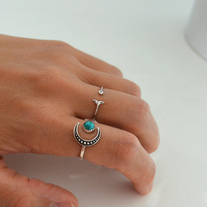 anillo ajustable con media luna y piedra turquesa. es de plata de ley 925. silver half moon turquoise adjustable ring