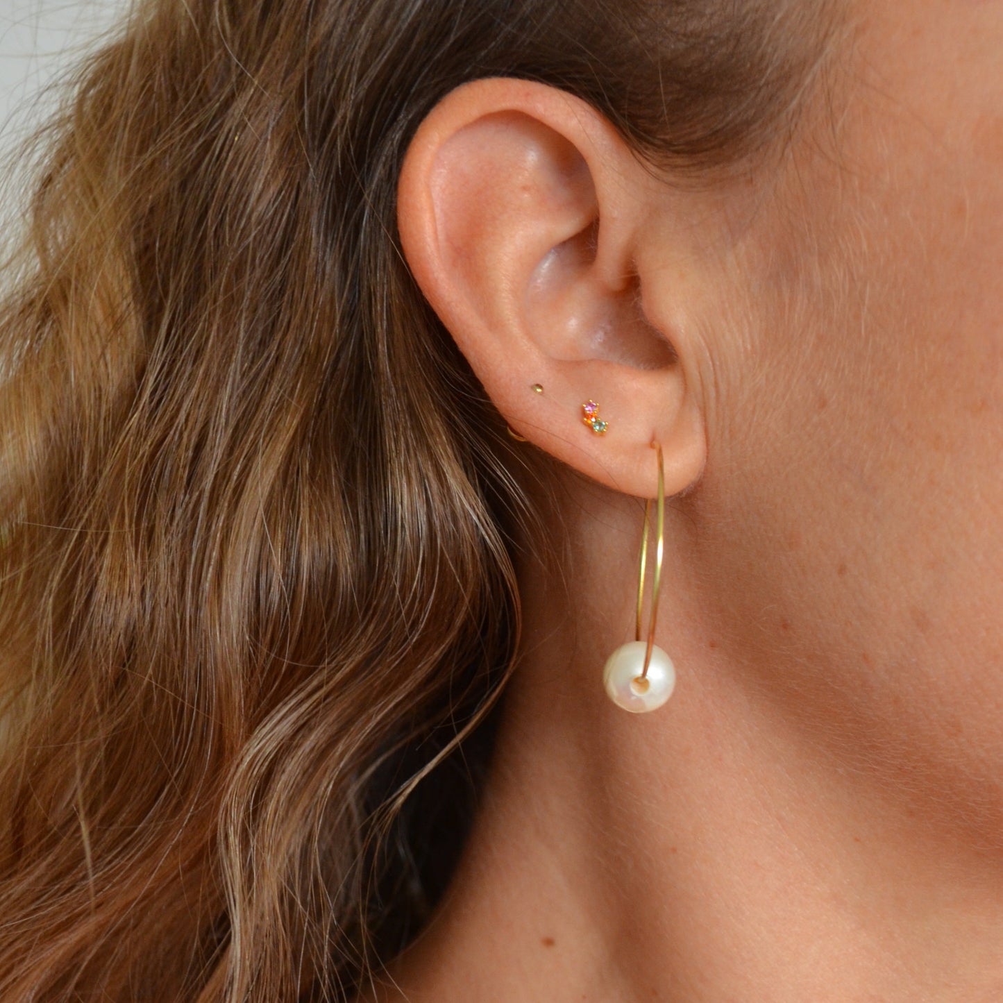Aros boho medianos y ligeros para verano con perla natural. Están confeccionados en plata de ley con baño de oro 18 kilates. gold plated thin lightweight pearl pendant boho hoop earrings