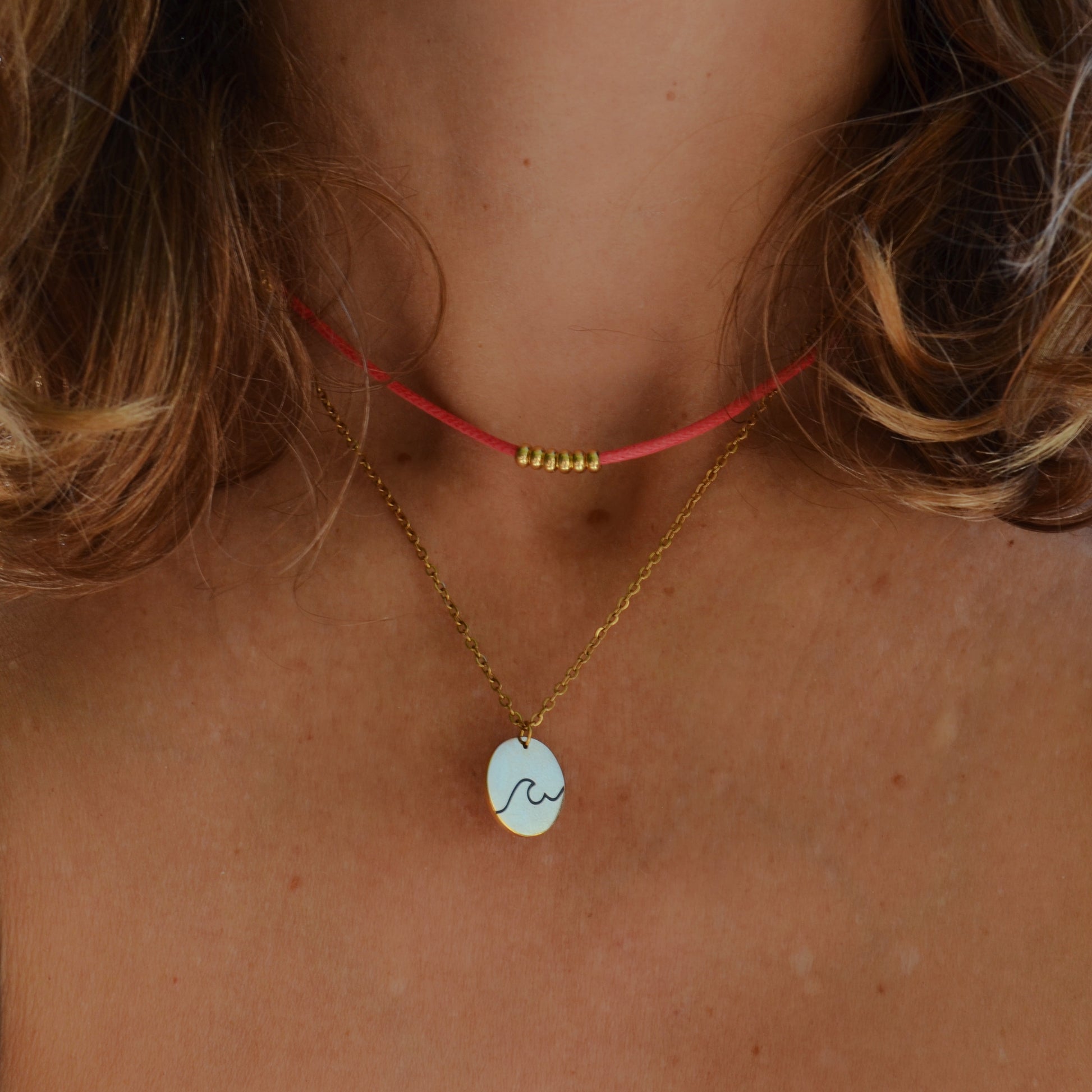 collar de cordón en color rosa fucsia con bolitas plateadas o doradas. Gold plated sterling silver bead colorful thread necklace.