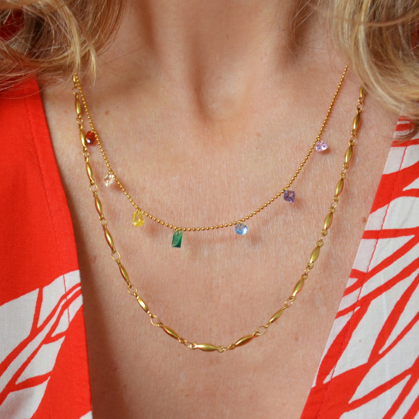 gargantilla fina para verano con piedras multicolor. es hipoalergénica y resistente al agua. Ideal para niñas y adolescentes. Se puede mojar, bañar en el mar y en la piscina