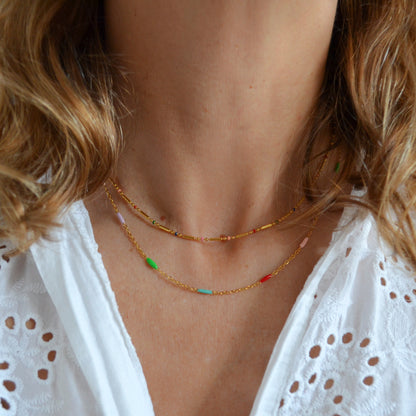 collar para verano de acero hipoalergénico resistente al agua dorado con bolitas de colores. Gold plated stainless steel color bead waterproof necklace for summer