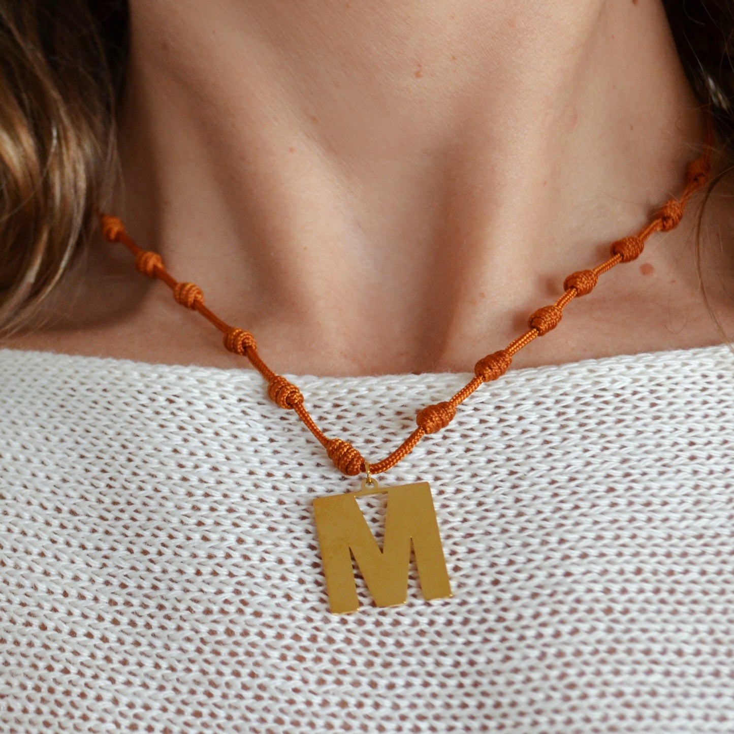 colgante de letra grande dorado o plateado para personalizar tu cadena o collar. Especial para regalo por el día de la madre o para adolescentes.