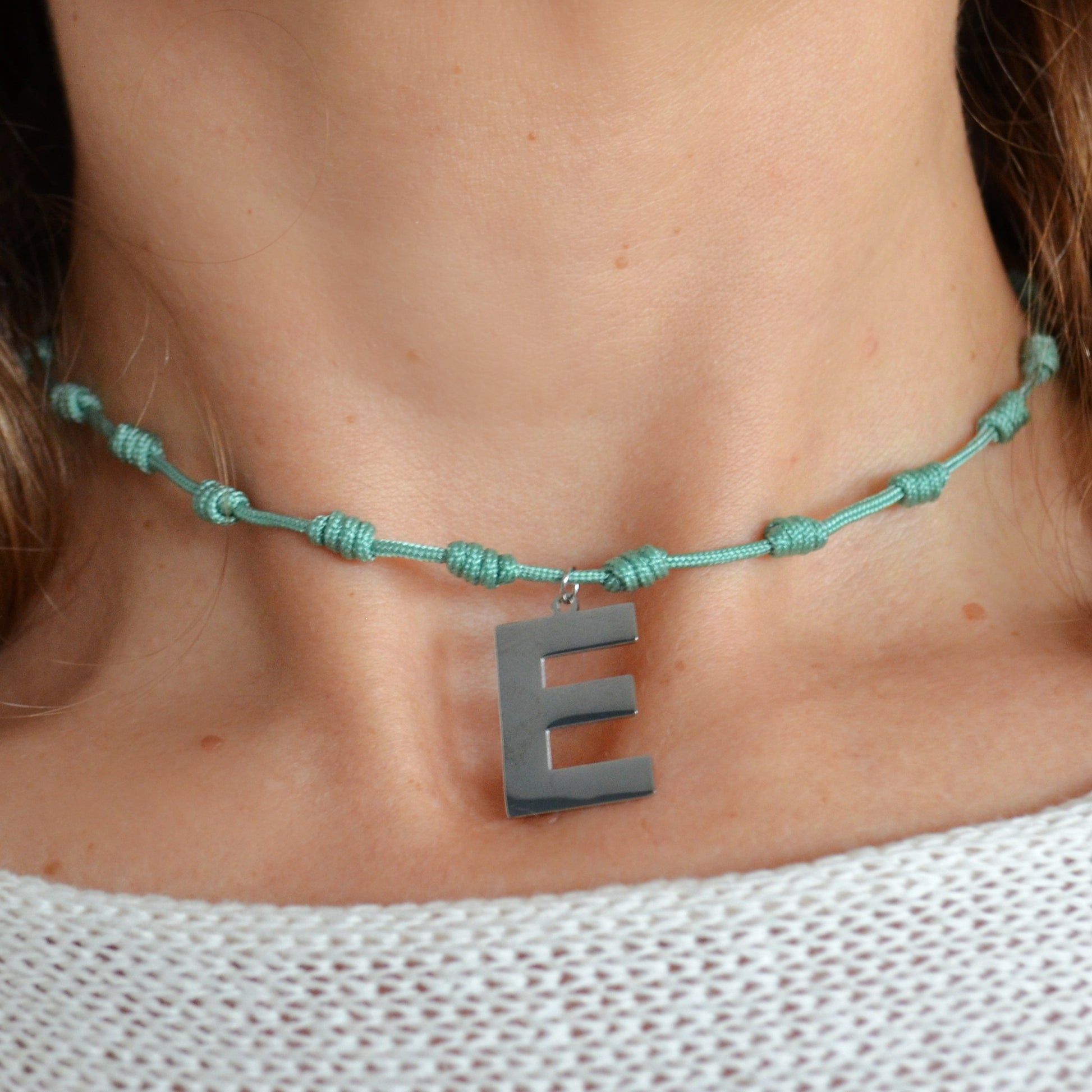 colgante de letra grande dorado o plateado para personalizar tu cadena o collar. Especial para regalo por el día de la madre o para adolescentes.