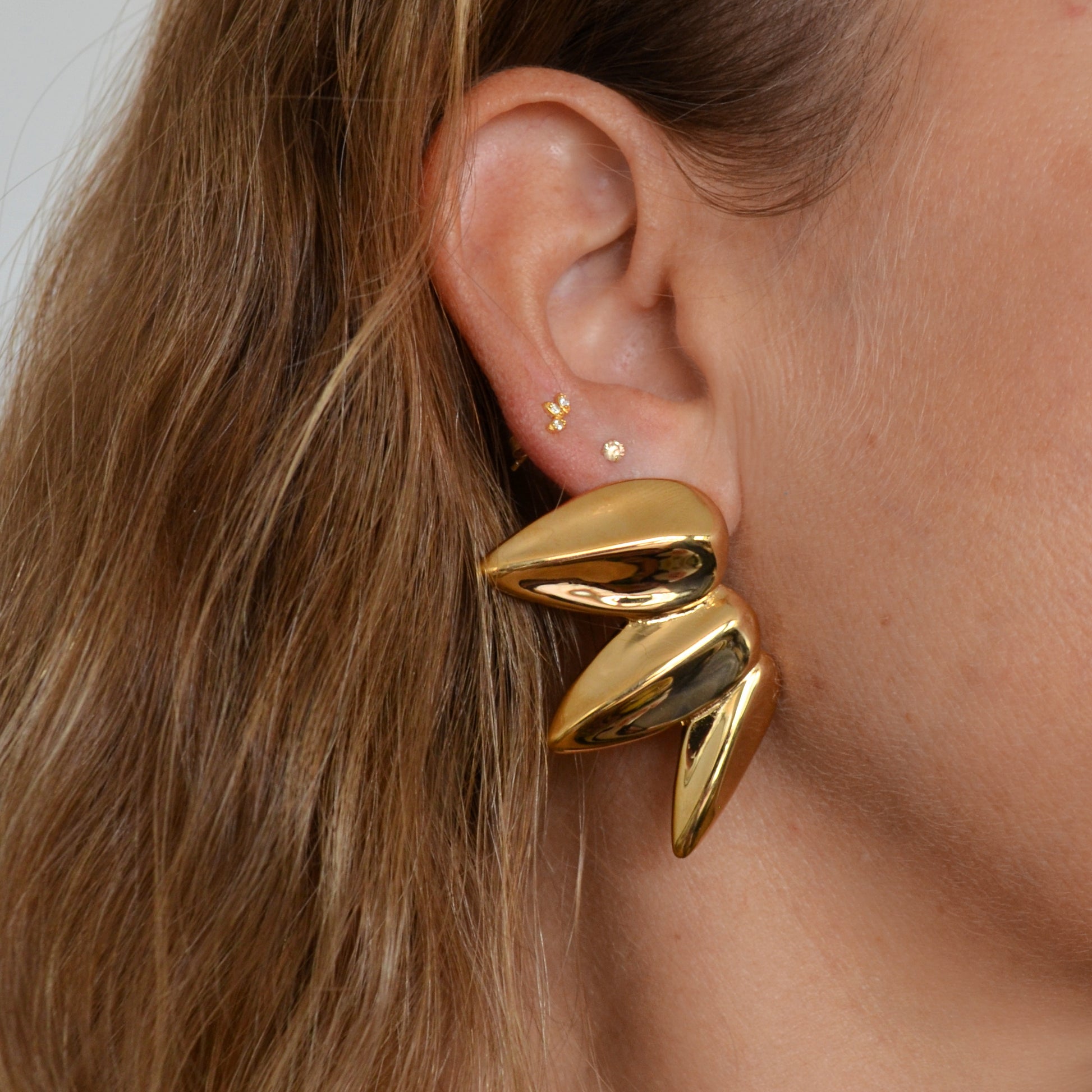 pendientes grandes para invitada a bodas o eventos. Tiene forma de hojas en caida de media luna. Son de acero hipoalergenico y resistente al agua. Acabado en dorado y plateado. No pesan, son ligeros