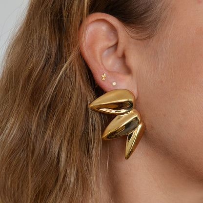 pendientes grandes para invitada a bodas o eventos. Tiene forma de hojas en caida de media luna. Son de acero hipoalergenico y resistente al agua. Acabado en dorado y plateado. No pesan, son ligeros