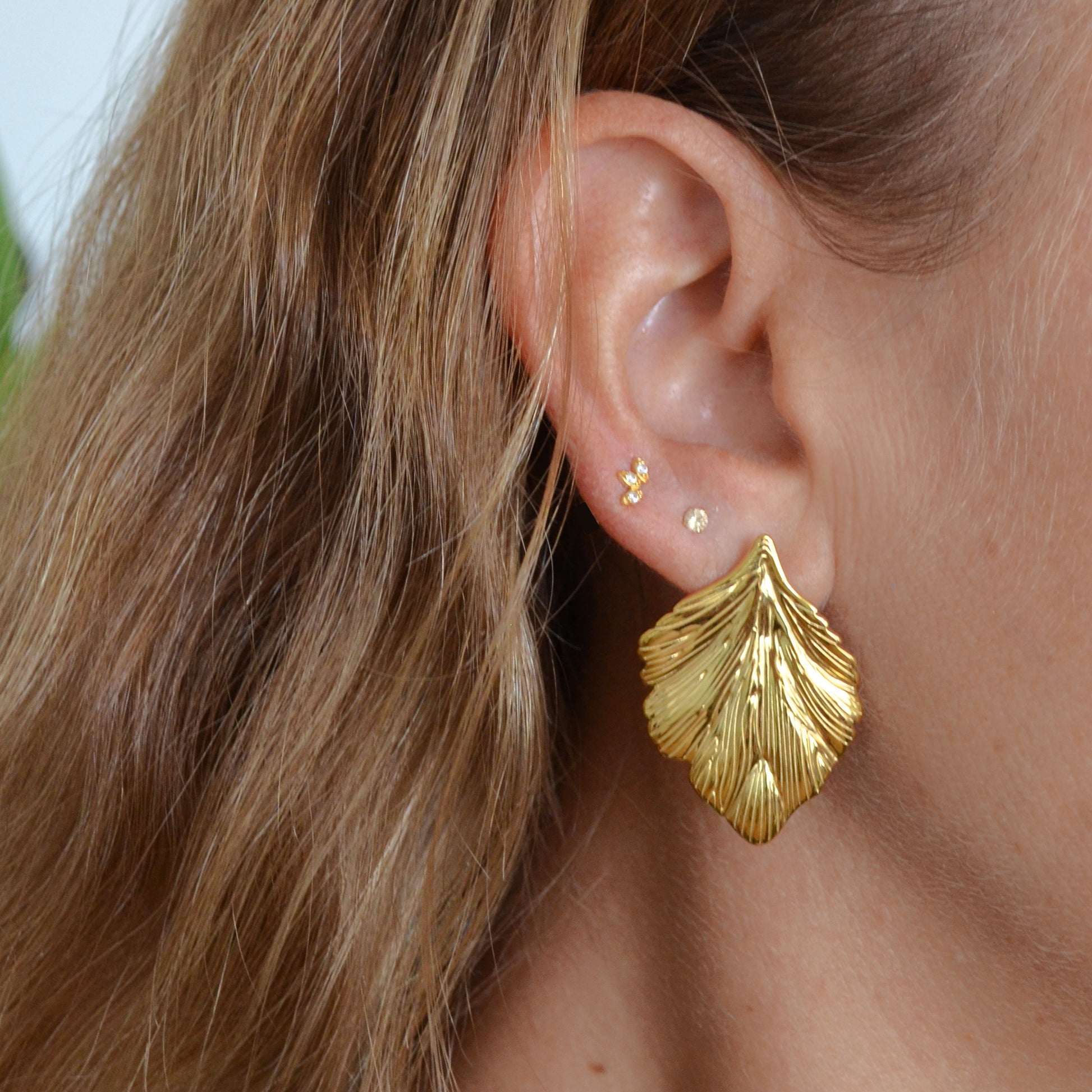 pendientes MEDIANOS para invitada a bodas o eventos en forma de hoja. Son de acero hipoalergenico y resistente al agua. Acabado en dorado y plateado. No pesan, son ligeros