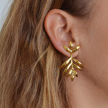 pendientes grandes para invitada a bodas o eventos. Tiene forma de hojas en caida de media luna. Son de acero hipoalergenico y resistente al agua. Acabado en dorado y plateado. No pesan, son ligeros y especiales para oreja rasgada.
