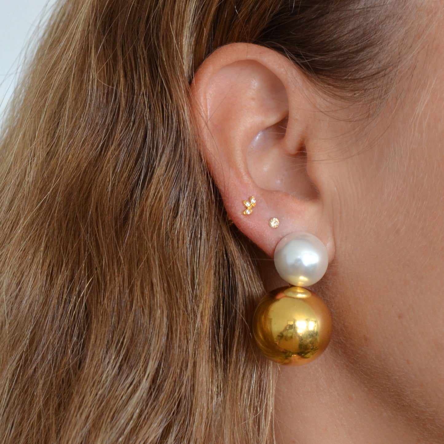 pendientes grandes para invitada a boda con dos bolas estilo dior. Tiene una bola de perla y una bola dorada. No pesan y son de acero hipoalergénico