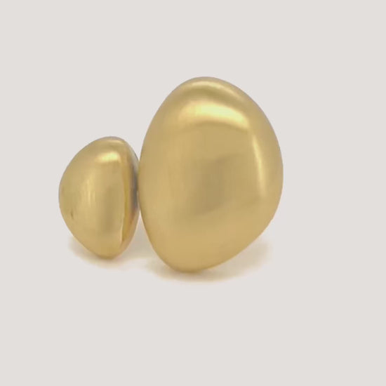 anillo ajustable,grande, dorado y resistente al agua ideal para  complementar look de nvitada a bodas, bautizos y comuniones. está confeccionado en acero hipoalergénico y es la idea de regalo perfecto para el día de la madre o amigo invisible. Gold plated stainless steel adjustable waterproof ring