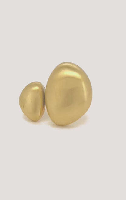 anillo ajustable,grande, dorado y resistente al agua ideal para  complementar look de nvitada a bodas, bautizos y comuniones. está confeccionado en acero hipoalergénico y es la idea de regalo perfecto para el día de la madre o amigo invisible. Gold plated stainless steel adjustable waterproof ring