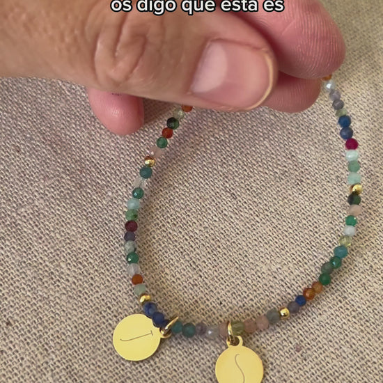 Idea de regalo personalizado para mamá o mujeres. Pulsera de mineral o piedras naturales con las letras e iniciales en plata de ley con baño de oro