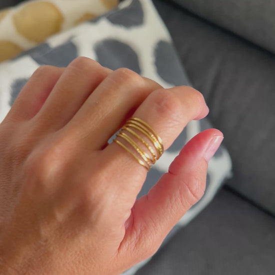 anillo boho ajustable,grande, dorado y resistente al agua ideal para  completar look de Invitada a bodas, bautizos y comuniones. está confeccionado en acero hipoalergénico y es la idea de regalo perfecto para el día de la madre o amigo invisible. Gold plated stainless steel adjustable waterproof ring
