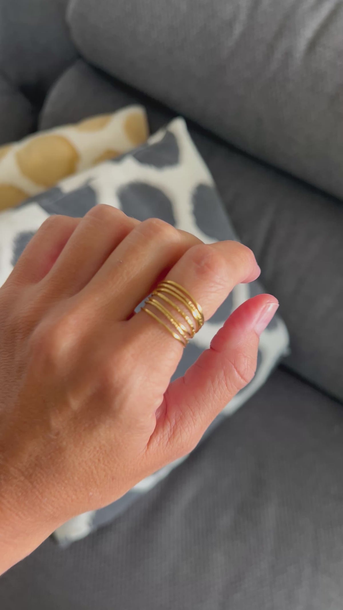 anillo boho ajustable,grande, dorado y resistente al agua ideal para  completar look de Invitada a bodas, bautizos y comuniones. está confeccionado en acero hipoalergénico y es la idea de regalo perfecto para el día de la madre o amigo invisible. Gold plated stainless steel adjustable waterproof ring