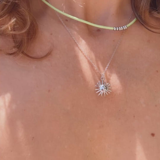 gargantilla con sol colgante para verano. El material del collar es plata rodiada o con baño de oro 18 kilates. gold plated sterling silver sun pendant summer necklace