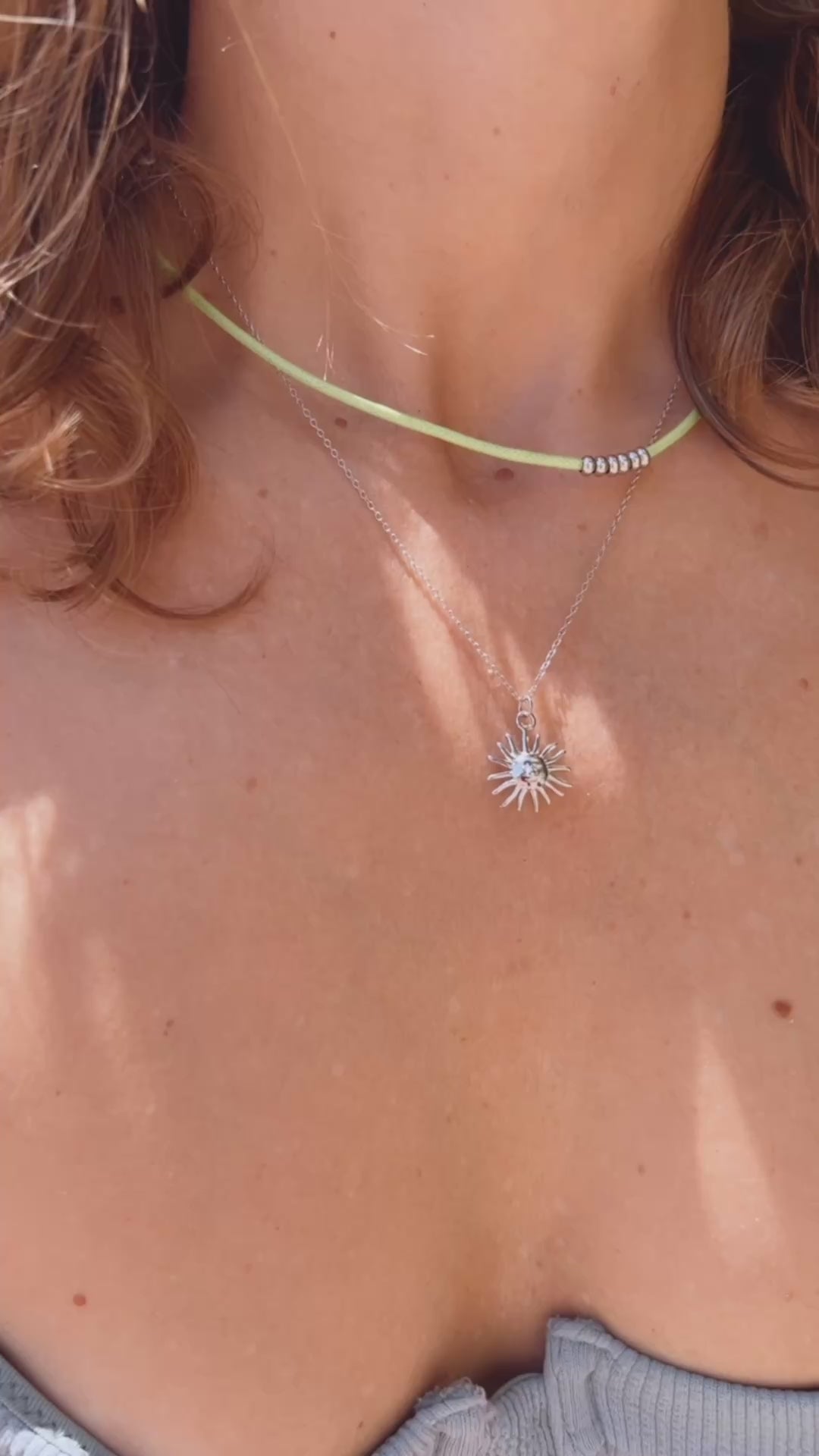 gargantilla con sol colgante para verano. El material del collar es plata rodiada o con baño de oro 18 kilates. gold plated sterling silver sun pendant summer necklace