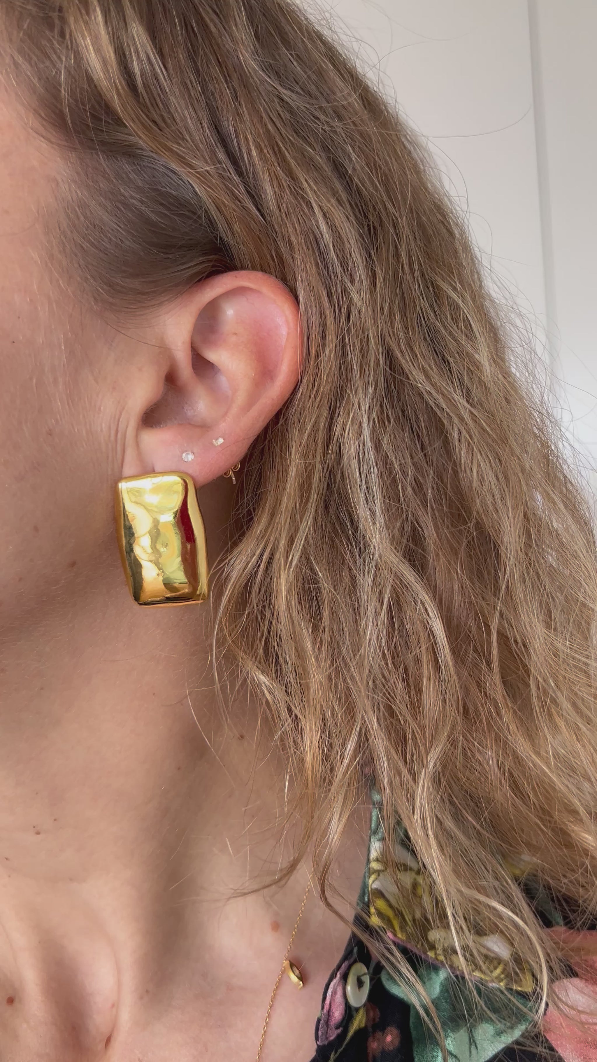 PENDIENTES rectangulares GRANDES ESTILO VINTAGE para invitada a boda. Son de acero hipoalergénico resistente al agua y bañado en oro. Diseño similar a bottega veneta y los ha llevado maria pombo