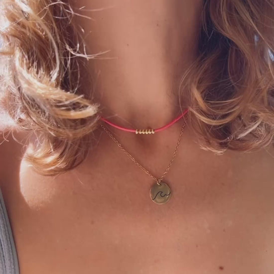 collar de cordón en color rosa con bolitas plateadas o doradas. Gold plated sterling silver bead colorful thread necklace.