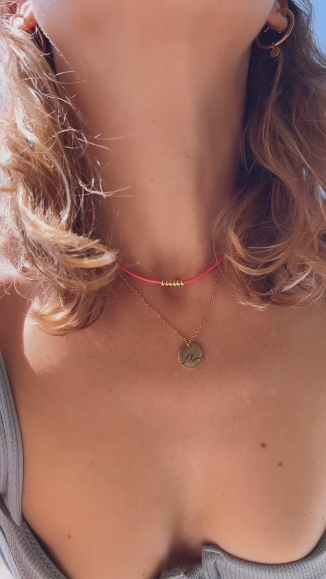 collar de cordón en color rosa con bolitas plateadas o doradas. Gold plated sterling silver bead colorful thread necklace.