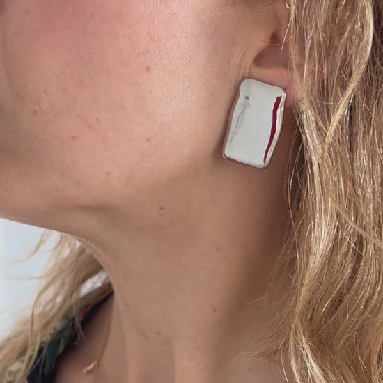 PENDIENTES rectangulares GRANDES ESTILO VINTAGE para invitada a boda. Son de acero hipoalergénico resistente al agua y bañado en oro. Diseño similar a bottega veneta y los ha llevado maria pombo