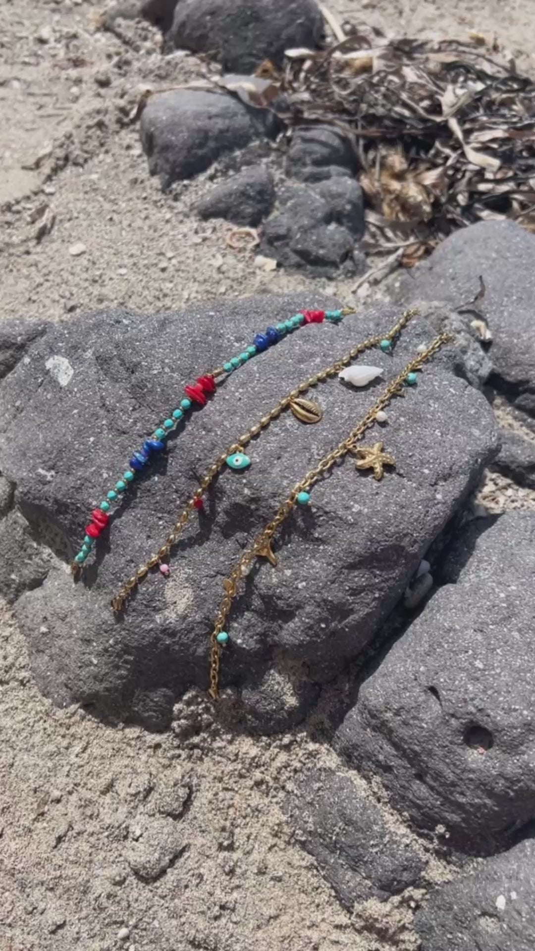 tobillera para verano resistente al agua en colores dorado,  azul turquesa y coral. tiene abalorios de concha, ESTRELLA DE MAR Y cola de ballena. Es de acero hipoalergénico