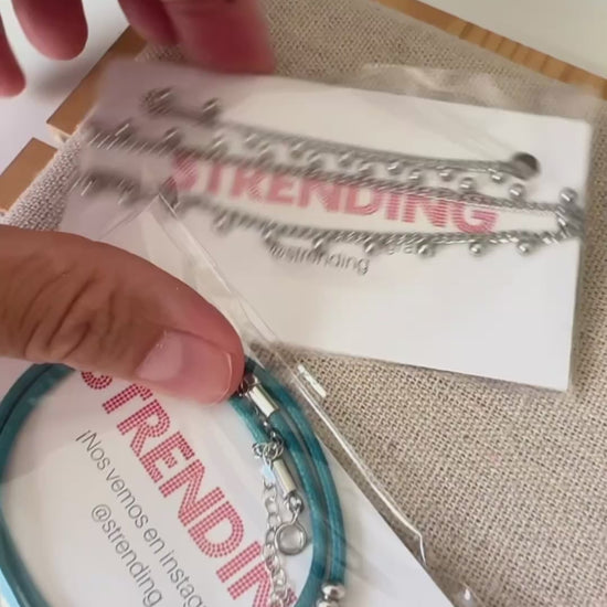 gargantilla boho dorada con bolitas en acero inoxidsable hipoalergénico resistentente al agua. Gold plated stainless steel waterproof necklace