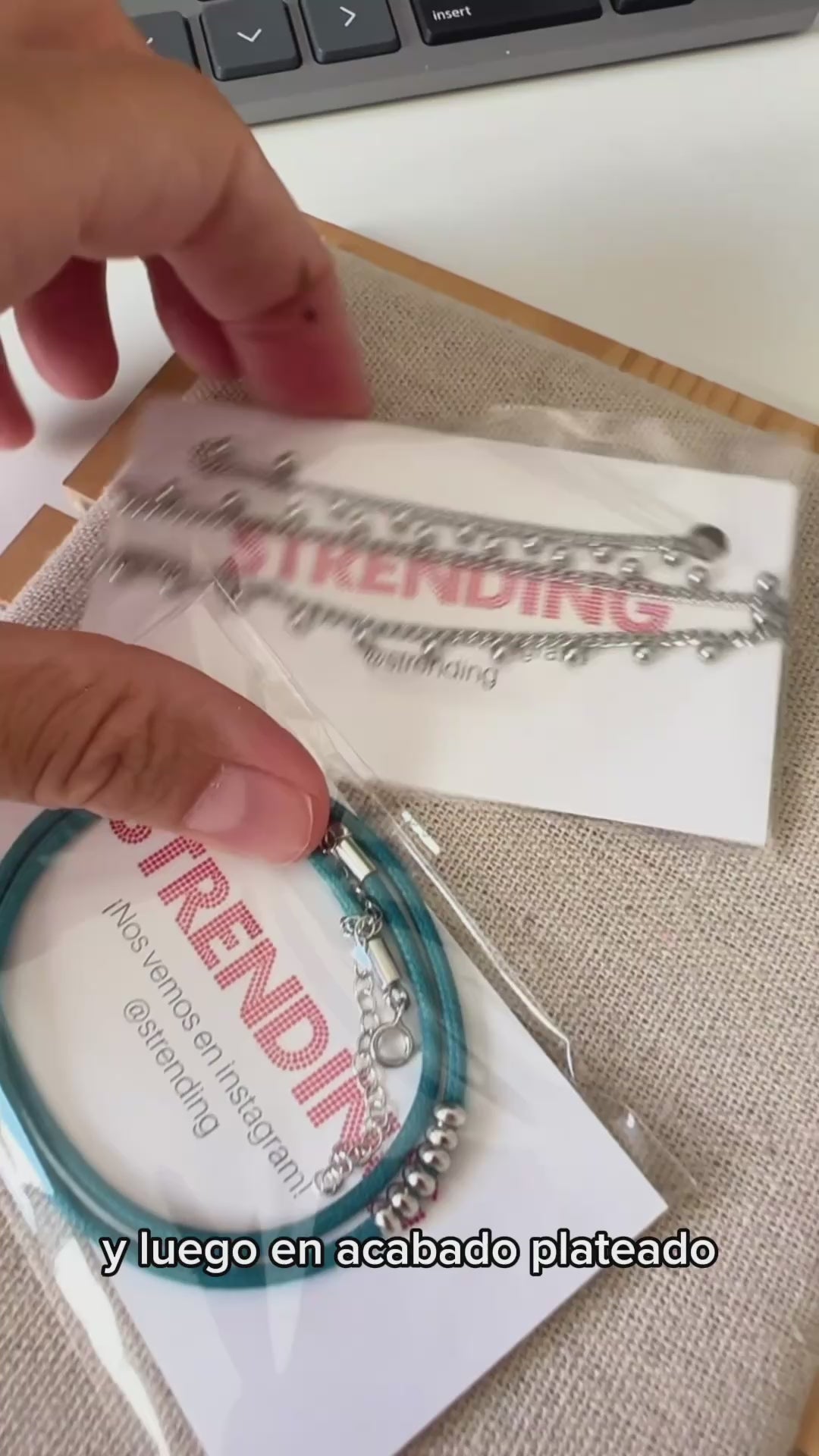 gargantilla boho dorada con bolitas en acero inoxidsable hipoalergénico resistentente al agua. Gold plated stainless steel waterproof necklace