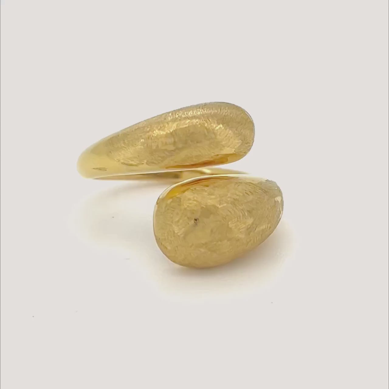 anillo ajustable,grande, dorado y resistente al agua ideal para  completar look de nvitada a bodas, bautizos y comuniones. está confeccionado en acero hipoalergénico y es la idea de regalo perfecto para el día de la madre o amigo invisible. Gold plated stainless steel adjustable waterproof ring