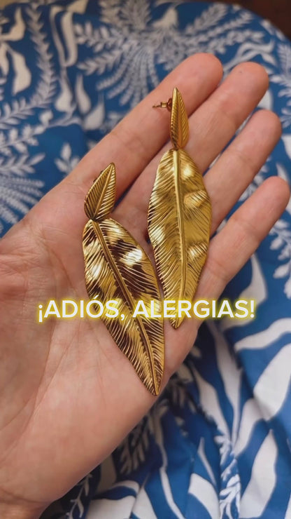 pendientes dorados largos de hoja para invitada a boda o fiesta de primavera. son de acero resistente al agua e hipoalergénico. Gold plated stainless steel long leaf earrings